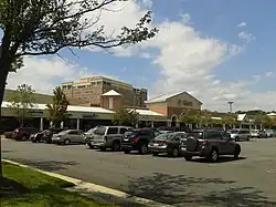 Shops and office building in Kingstowne, اوت ۲۰۱۵