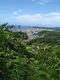 منظرهٔ دریا و شهر کاماکورا از بالای کوه کینوهاری.