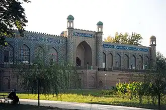 ارگ خان، شهر خوقند. کاشی‌نوشته‌ها این عمارت به فارسی است که زبان میانجی و نوشتاری بخش اعظم آسیای غربی، میانه و جنوبی در آن زمان بود.