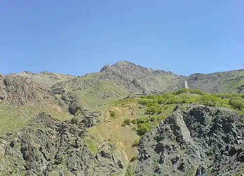 نمای پناه‌گاه کلک‌چال از مسیر بوستان جمشیدیه