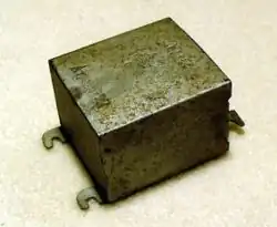 خازن کاغذ پشته‌شده (خازن بلوکی) از سال ۱۹۲۳ برای جداسازی نویز (بلاک) در خطوط تلگراف