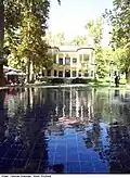 نمای بیرونی کوشک احمدشاهی و حوض بیرون