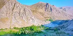 نمایی از روستای کوهکمر از سمت جاده ورودی به روستا