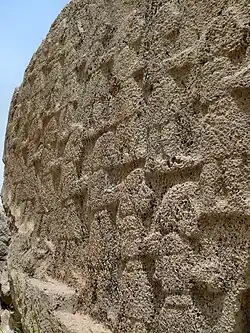 دسته‌های نیایشگران در سمت چپ.
