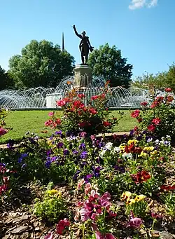 A statue of the ماری ژوزف لافایت stands atop a fountain in LaGrange's LaFayette Square.