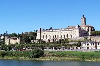 Château Prieuré et Eglise de La Réole en bord de گارون