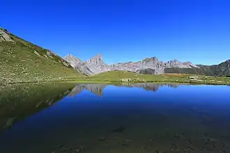 آیگوی دو آنسابر و مسا د لوس ترس رِیس در بازتاب دریاچه آنسابر