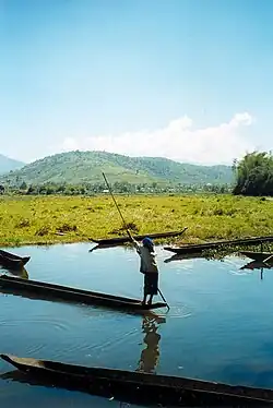 دریاچه لاک، در نزدیکی روستای مردم