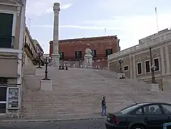 ستون رومی به مناسبت پایان باستان جاده آپیا در بریندیزی. .