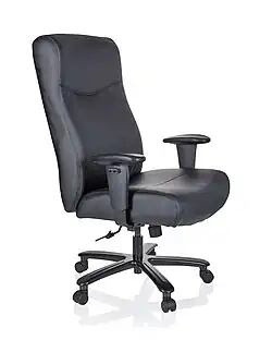یک صندلی اداری مدیریتی چرمی.