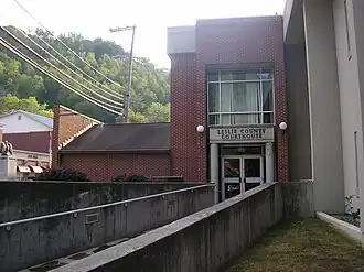 Leslie County courthouse in Hyden, Kentucky