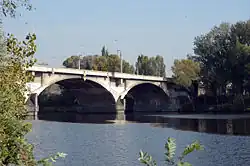 پل لیبن که این ناحیه را به هولشوویسته متصل میکند.