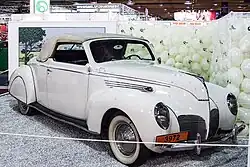 عکسی از یک ماشین سفید مربوط به دهه ۱۹۴۰.