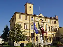 تالار شهرداری یا فرمانداری.