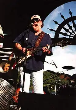 Mack performing at رایزینگ‌سان، ایندیانا، in 2003