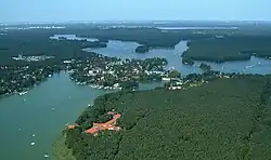 Aerial view of Schmöckwitz, between the lakes Seddinsee (west), Langer See (east) and Zeuthener See (south). In the north, Große Krampe lake (موگلهایم)
