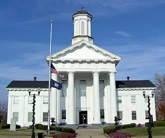 Madison County courthouse, Richmond, with flags at نیم‌افراشتگی in honor of روز یادبود سربازان بازنشسته (۲۰۰۷).