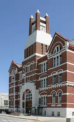 The courthouse in Oskaloosa is on the ثبت ملی اماکن تاریخی. The architect was Henry C. Koch in 1886