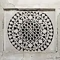 پنجره نورگیر مشبک از جنس سنگ