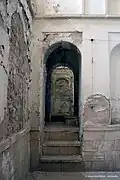 یکی از راهروهای ورودی حیاط