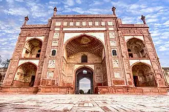 The outer perimeter of the complex features a large entry gate known as Bara Darwaza that leads to the اکبری سرای.