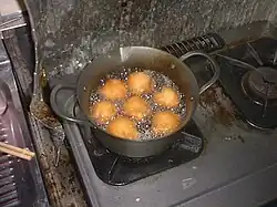 ساتا آنداگی نوعی شیرینی است که توسط روغنپزی عمیق تهیه میشود و مانند دونات است