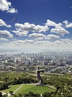 یادمان مام میهن فرامی‌خواند در مامایف کورگان