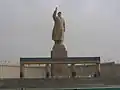 مجسمه مائو تسه‌تونگ در میدان شهر کاشغر.