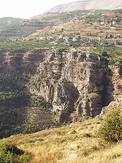 صومعه مار الیشا که بر روی صخره قرار دارد.