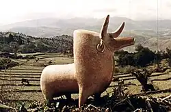 ظرف سفالی به شکل گاو کوهان‌دار از مارلیک