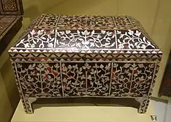 جعبه مارکتری، امپراتوری عثمانی (استانبول یا شمال آفریقا)، قرن ۱۷–۱۸، چوب، پوست لاک‌پشت، استخوان، درج عاج