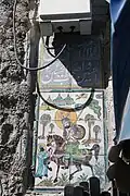 تزئینات کاشی هفت رنگ حاشیه طرفین سردر ورودی آب‌انبار برگرفته از واقعهٔ کربلا