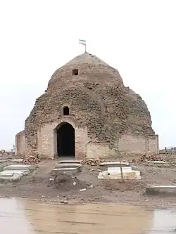 مزار شهمیر، واقع در نزدیکی روستای شادمهرک بنایی به جا مانده از دوران سلجوقی. گمان بر این است که این بنا مکان مقدسی برای زرتشتیان بوده است