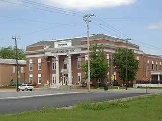 McLean County Courthouse in Calhoun, Kentucky