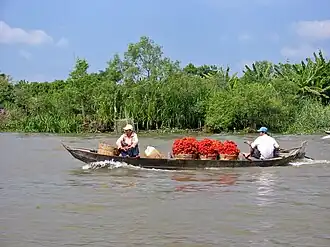 The district is connected to the مکونگ via the Hau River. The district along the river served as a stop off point by Chinese traders on the way to پنوم‌پن.