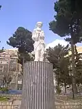 مجسمهٔ مولوی کُرد در میدانی در شهر پاوه.