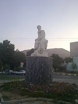 مجسمهٔ مولوی کُرد در میدانی در شهر سنندج.