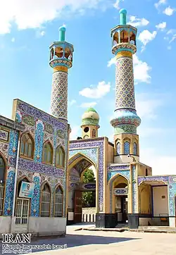 نمایی از گلدسته‌های صحن امامزاده اسماعیل