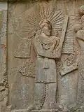 سنگ‌نگاره مهر که در دستش، برسم دارد
