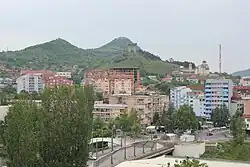 منظره میتروویتسا شمالی؛ قلعه زوچان بر فراز کوه در سمت چپ، دودکش ترپچا در سمت راست و پل ایبار در مرکز.
