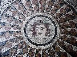 موزاییک مدوسا (قرن دوم پیش از میلاد) از کس