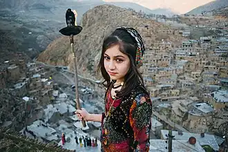 دختری هنگام برگزاری مراسم نوروز در پالنگان، ایران