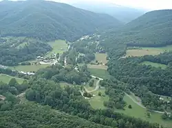 Community of Seneca Rocks, West Virginia at the confluence of Seneca Creek and the رود پوتوماک. The "Seneca Rocks Discovery Center" is on the left side of the photo which was taken from atop Seneca Rocks.