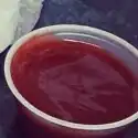 سس مامبو قرمزرنگ در یک ظرف کوچک بیرون‌بر