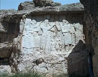 کتیبه کرتیر در کنار نقش مربوط به تفویض مقام شاهی از سوی اورمزد به اردشیر بابکان، در نقش رجب در دامنهٔ کوه رحمت.