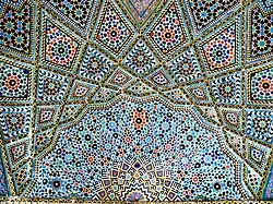 نمایی از کاشی‌های هفت رنگ در سقف