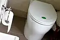 یک توالت خشک که فضولات در آن جدا می‌شوند و در زیر زمین دستشویی انبار می‌شوند تا به کود تبدیل شوند.