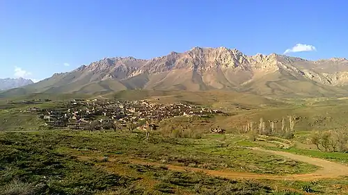دورنمایی از روستای نیمه پلکانی نهضتآباد
