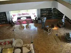 نمایی از طبقه همکف از طبقه بالاتر