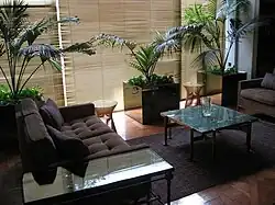 کاناپه، فرش و گلدان‌های آینه‌ایی زیبا